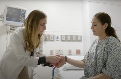 Кодирование Аквилонг в Хилке Врач держит пациентку за руку